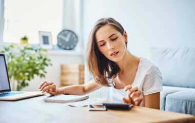 How To Write An Invoice Email: Sample Template And Tips